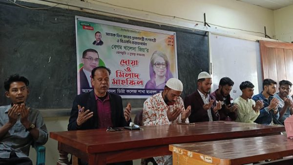 জগদল ডিগ্রি কলেজে ছাত্রদলের আয়োজিত দোয়া মাহফিলে শিক্ষক-শিক্ষার্থীদের অংশগ্রহণ।