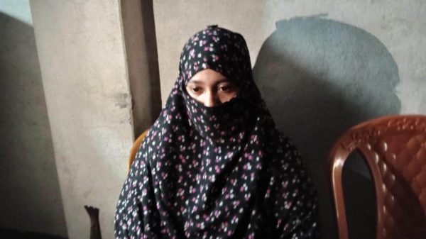 পঞ্চগড়ের মিলগেট এলাকায় প্রেমিকের বাড়িতে অবস্থান নেওয়া দুই সন্তানের জননী জুলেখা বেগমকে দেখতে মানুষের ভিড়।