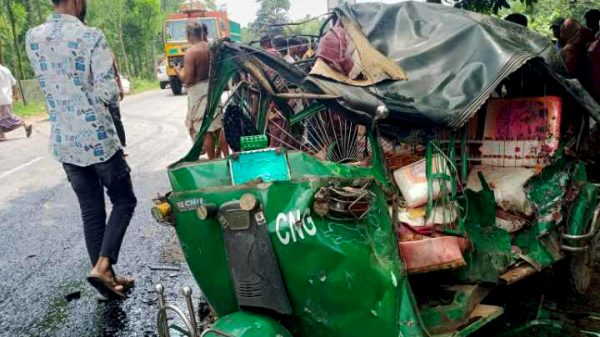 গাজীপুরের কালিয়াকৈরে সড়ক দুর্ঘটনায় দুমড়ে-মুচড়ে যাওয়া সিএনজি অটোরিকশা, প্রাণ গেল একই পরিবারের তিনজনসহ চারজনের।