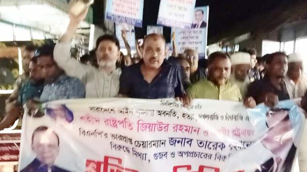 নোয়াখালীর শাহাপুরে বিএনপির আঞ্চলিক কার্যালয়ের সামনে যুবদলের বিক্ষোভ মিছিলে বক্তব্য দিচ্ছেন জহির উদ্দিন বাবর।