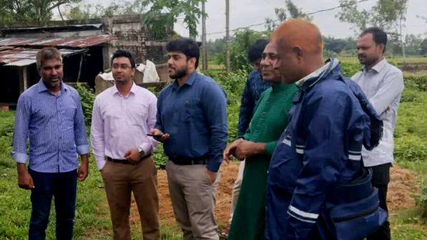 পাঁচবিবির মোহাম্মদপুরে সরকারি জমি পরিমাপ ও উদ্ধার কার্যক্রমে সহকারী কমিশনার বেলায়েত হোসেন ও প্রাণিসম্পদ কর্মকর্তারা উপস্থিত।