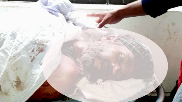 বাকেরগঞ্জে গাছ থেকে পড়ে নিহত দিনমজুর জাকির মীরার লাশ হাসপাতালে নিয়ে যাচ্ছে স্থানীয়রা – বিষণ্ন পরিবেশ।