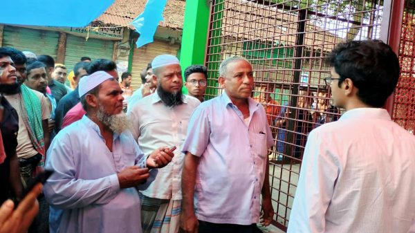 রাণীনগরের পারইল হাটে উপজেলা প্রশাসনের পরিচালিত অভিযানে অবৈধ দখলমুক্ত হচ্ছে সবজি শেড।