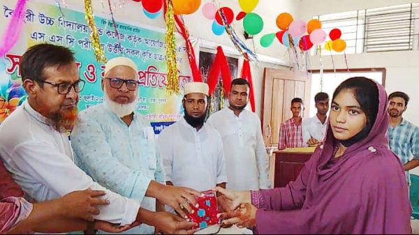 জিপিএ-৫ প্রাপ্ত শিক্ষার্থীদের হাতে পুরস্কার তুলে দিচ্ছেন অধ্যক্ষ হাজী অ্যাডভোকেট আব্দুল খালেক — কৈজুরী স্কুল অ্যান্ড কলেজ সংবর্ধনা অনুষ্ঠান ২০২৫.