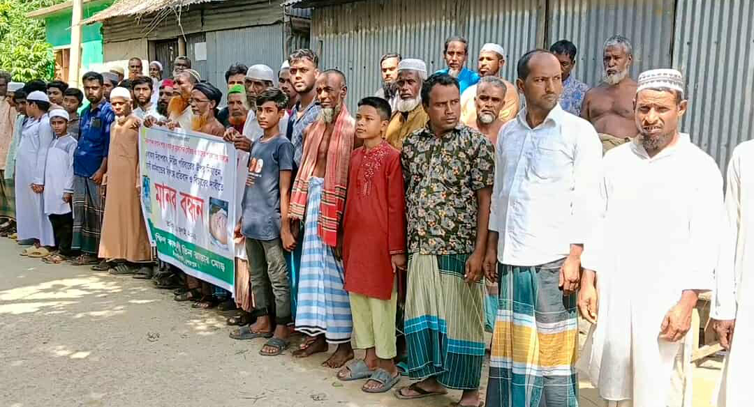 ঝিনাইগাতীর ধানশাইল ইউনিয়নের দক্ষিণ কান্দুলী বাজারে সেনা সদস্য ও তার পরিবারের বিরুদ্ধে মানববন্ধনে অংশগ্রহণকারী এলাকাবাসী এবং বক্তারা।


