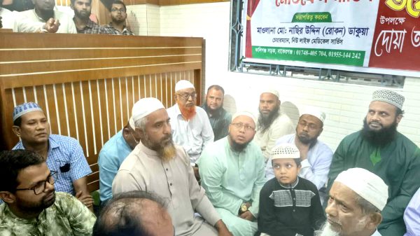নিউ লাইফ মেডিকেল সার্ভিসের উদ্বোধনী অনুষ্ঠানে অতিথিরা ফিতা কেটে মেডিকেল সেন্টারের যাত্রা শুরু করছেন — বাকেরগঞ্জ, বরিশাল