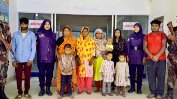বিজিবি ও পুলিশের পাহারায় নারী ও শিশুসহ পুশইন হওয়া ১০ বাংলাদেশিকে নালিতাবাড়ী সীমান্ত এলাকায় থানায় হাজির করা হয়েছে। ছবি তোলা হয়েছে একটি সরকারি ভবনের সামনে।