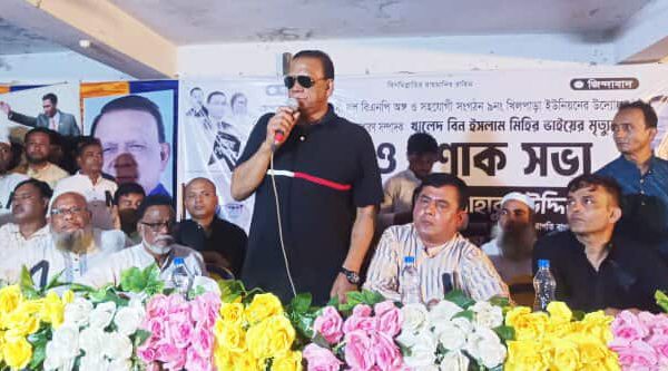 খিলপাড়ায় বিএনপির শোকসভায় ব্যারিস্টার মাহবুব উদ্দিন খোকন বক্তব্য দিচ্ছেন—সৎ রাজনীতি ও গণতন্ত্র পুনঃপ্রতিষ্ঠার আহ্বান জানান।