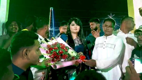 নীলফামারীর নীল কুঠি হস্তশিল্প মেলার উদ্বোধনে ফিতা কাটছেন লোকসংগীত শিল্পী লালনকন্যা সালমা