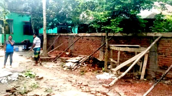 বাকেরগঞ্জে বিরোধীয় জমিতে আদালতের আদেশ অমান্য করে স্থাপনা নির্মাণ, এলাকাবাসীর মধ্যে চরম উত্তেজনা।