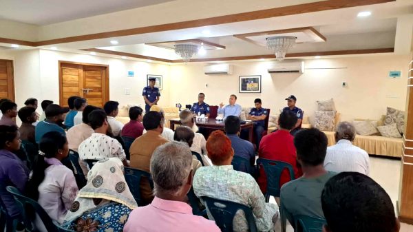 তেঁতুলিয়া থানায় মতবিনিময় সভায় বক্তব্য দিচ্ছেন রংপুর রেঞ্জের অতিরিক্ত ডিআইজি শরিফ উদ্দিন – উপস্থিত বিভিন্ন শ্রেণি-পেশার মানুষের মনোযোগী অংশগ্রহণ।