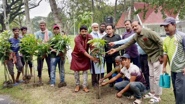 "রাজশাহী বোটানিক্যাল গার্ডেনে বৃক্ষরোপণ করছেন যুবদল নেতা আতাউর রহমান বাঁধন ও কর্মকর্তারা"
