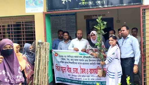 পাইকগাছায় কৃষি প্রণোদনার চারা বিতরণ অনুষ্ঠানে ইউএনও মাহেরা নাজনীন ও কৃষি কর্মকর্তা একরামুল হোসেন।