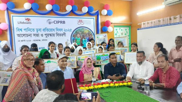বাকেরগঞ্জে বিশ্ব পানিতে ডুবা প্রতিরোধ দিবসে শিশুদের চিত্রাংকন প্রতিযোগিতায় বিজয়ীদের পুরস্কার তুলে দিচ্ছেন ইউএনও রুমানা আফরোজ।