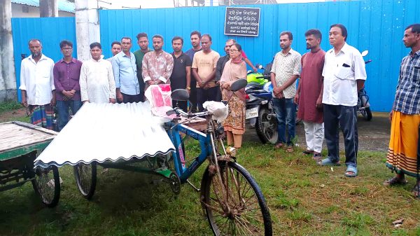 সুপ্রীয়া ম্রী’র হাতে ঢেউটিন তুলে দিচ্ছেন মধুপুর যুবদলের নেতৃবৃন্দ, সহায়তায় ছিলেন স্বপন ফকির।