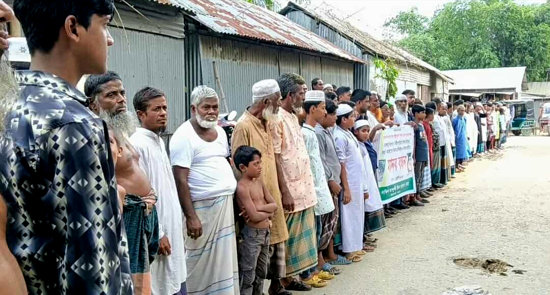 ঝিনাইগাতীর ধানশাইল ইউনিয়নের দক্ষিণ কান্দুলী বাজারে সেনা সদস্য ও তার পরিবারের বিরুদ্ধে মানববন্ধনে অংশগ্রহণকারী এলাকাবাসী এবং বক্তারা।

