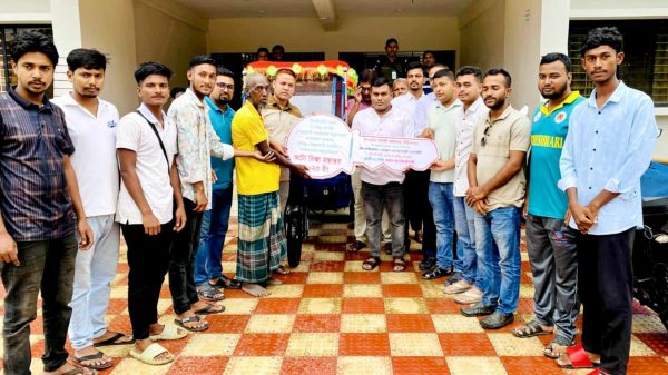 স্বেচ্ছাসেবী সংগঠনের উদ্যোগে ঝিনাইগাতীতে শারীরিক প্রতিবন্ধী রফিকুল ইসলামকে অটোরিক্সা প্রদান করছেন উপজেলা নির্বাহী কর্মকর্তা ও উপস্থিত অতিথিরা।
