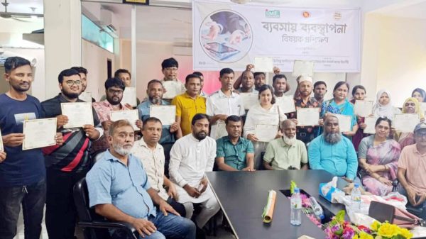 পঞ্চগড়ে SMEF আয়োজিত ৫ দিনব্যাপী ব্যবসা ব্যবস্থাপনা প্রশিক্ষণের সমাপনী অনুষ্ঠানে সনদ নিচ্ছেন অংশগ্রহণকারী উদ্যোক্তারা।