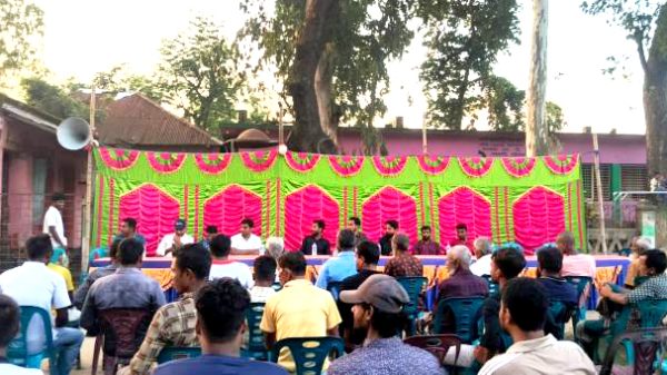 পলাশবাড়ীর কিশোরগাড়ী ইউনিয়নে জাসাসের আয়োজিত নির্বাচনী সভায় বক্তৃতা করছেন বিএনপি ও সহযোগী সংগঠনের নেতৃবৃন্দ, পাশে উপস্থিত স্থানীয় নেতাকর্মীরা ও উৎসাহী জনতা।