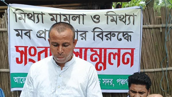 পঞ্চগড়ের সাতমেড়া এলাকায় ফুটবল খেলাকে কেন্দ্র করে হামলা ও মামলার অভিযোগ এনে সংবাদ সম্মেলন করেছেন মনছুর আলী। তিনি আইনজীবী পরিবারের বিরুদ্ধে অপপ্রচার ও হুমকির অভিযোগ করেন।