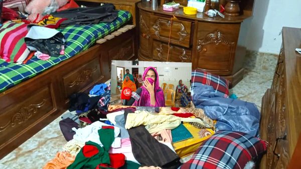 গোদাগাড়ীতে ডিএনসির অভিযানের পর নির্যাতিত পরিবারের চা খেতে বসেছে অভিযানে অংশ নেওয়া কর্মকর্তা, পাশে কাঁদছে শিশু