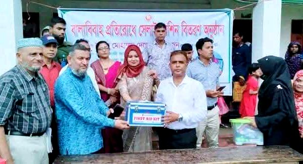 সুমতিবালা মাধ্যমিক বিদ্যালয়ে অনুষ্ঠিত সচেতনতামূলক কর্মশালায় শিক্ষার্থীদের মধ্যে বাল্যবিবাহ ও ইভটিজিং বিরোধী বার্তা ছড়ানো হচ্ছে