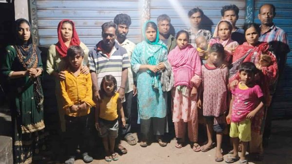 বিজিবি সদস্যদের তত্ত্বাবধানে পুশ-ইন হওয়া নারী ও শিশুরা সীমান্তে অপেক্ষা করছে — পঞ্চগড়, বাংলাদেশ