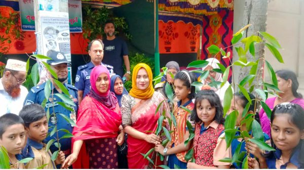 নান্দাইলে গণঅভ্যুত্থানে শহীদদের স্মরণে বৃক্ষ মেলা ও স্মৃতিচিহ্ন প্রদর্শনীর উদ্বোধন করছেন ইউএনও সারমিনা সাত্তার।