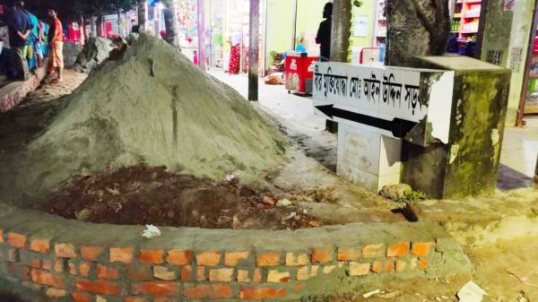 গাজীপুরের শ্রীপুরে সরকারি রাস্তার ওপর নির্মাণাধীন বাউন্ডারি প্রাচীর — ২৪ জুলাই ২০২৫.