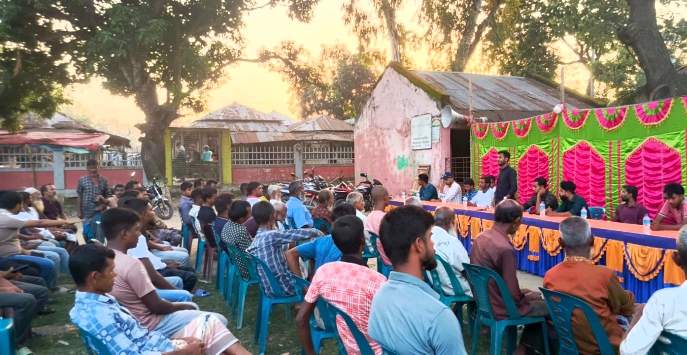 পলাশবাড়ীর কিশোরগাড়ী ইউনিয়নে জাসাসের আয়োজিত নির্বাচনী সভায় বক্তৃতা করছেন বিএনপি ও সহযোগী সংগঠনের নেতৃবৃন্দ, পাশে উপস্থিত স্থানীয় নেতাকর্মীরা ও উৎসাহী জনতা।