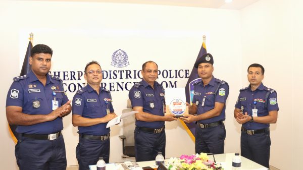 শেরপুর জেলা পুলিশের অপরাধ পর্যালোচনা সভায় সভাপতিত্ব করছেন পুলিশ সুপার মোঃ আমিনুল ইসলাম; পুরস্কার গ্রহণ করছেন শ্রেষ্ঠ পুলিশ কর্মকর্তারা।