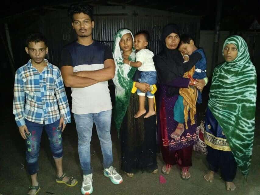 বিজিবি সদস্যদের তত্ত্বাবধানে পুশ-ইন হওয়া নারী ও শিশুরা সীমান্তে অপেক্ষা করছে — পঞ্চগড়, বাংলাদেশ