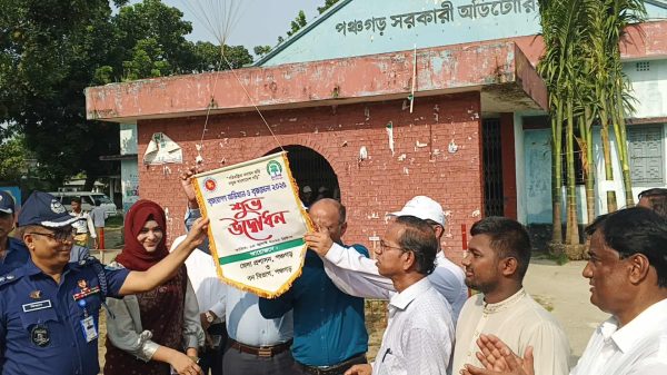 পঞ্চগড়ে বৃক্ষরোপণ অভিযান ও বৃক্ষ মেলার উদ্বোধন অনুষ্ঠানে রংপুর বিভাগীয় কমিশনার মো. শহিদুল ইসলাম ফিতা কাটছেন।