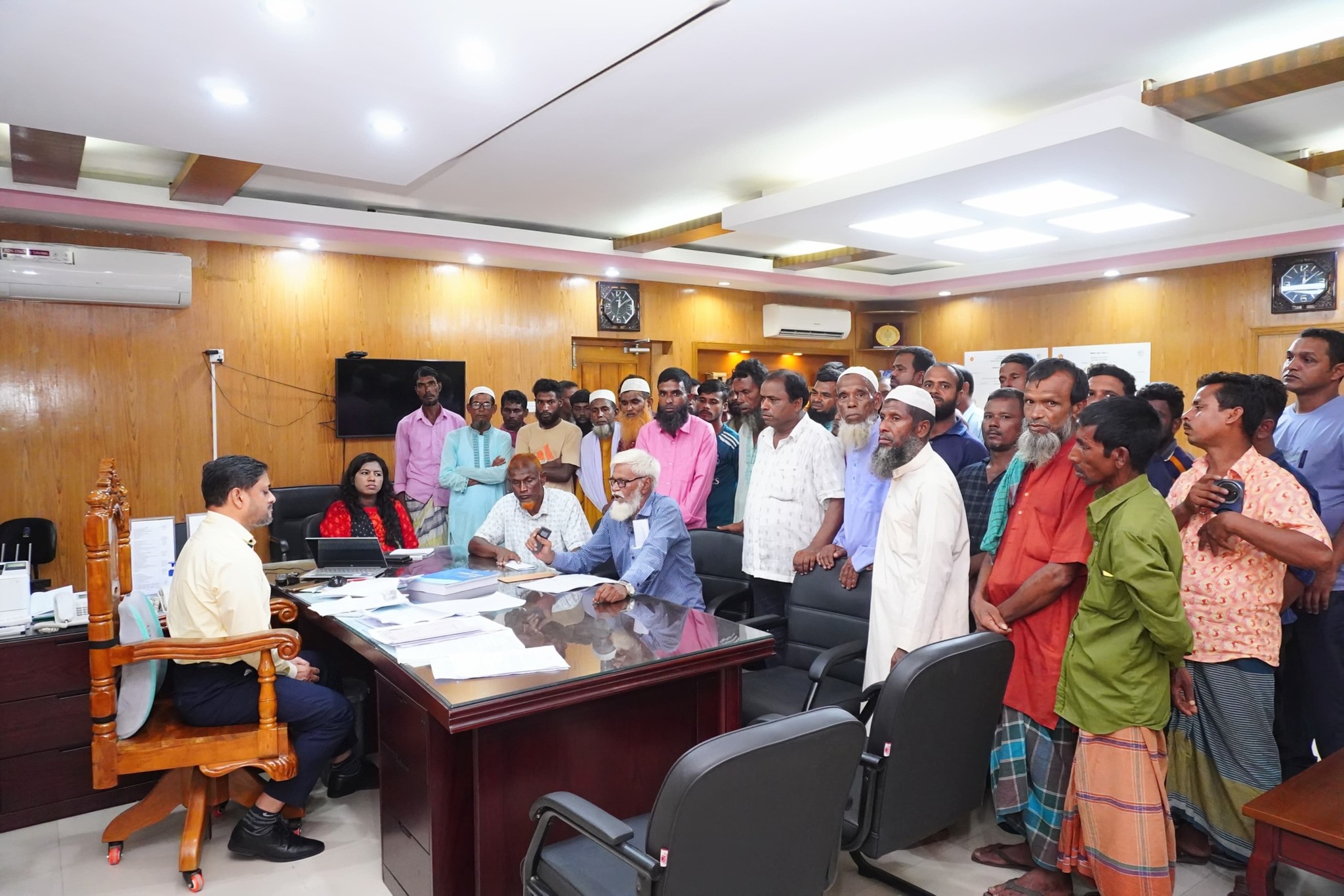 ১. এক বৃদ্ধা নারী গণশুনানিতে জেলা প্রশাসকের সামনে দাঁড়িয়ে তার সমস্যার কথা বলছেন
২. এক বৃদ্ধ পুরুষ জেলা প্রশাসকের কাছে অভিযোগ জানাচ্ছেন গণশুনানিতে
৩. শেরপুর জেলা প্রশাসকের কার্যালয়ে নারী অংশগ্রহণকারীর আবেদন শুনছেন ডিসি তরফদার মাহমুদুর রহমান