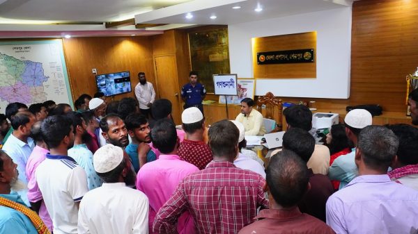 ১. এক বৃদ্ধা নারী গণশুনানিতে জেলা প্রশাসকের সামনে দাঁড়িয়ে তার সমস্যার কথা বলছেন ২. এক বৃদ্ধ পুরুষ জেলা প্রশাসকের কাছে অভিযোগ জানাচ্ছেন গণশুনানিতে ৩. শেরপুর জেলা প্রশাসকের কার্যালয়ে নারী অংশগ্রহণকারীর আবেদন শুনছেন ডিসি তরফদার মাহমুদুর রহমান