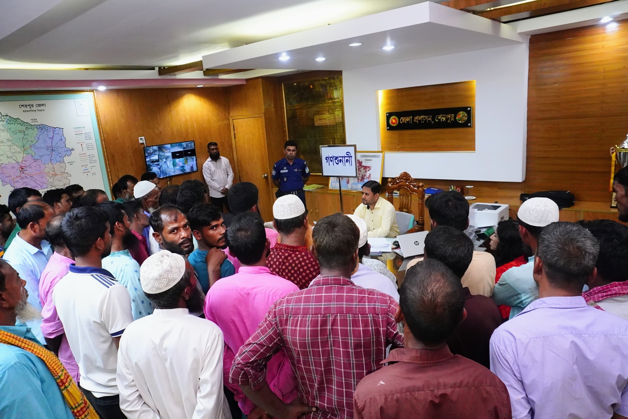 ১. এক বৃদ্ধা নারী গণশুনানিতে জেলা প্রশাসকের সামনে দাঁড়িয়ে তার সমস্যার কথা বলছেন২. এক বৃদ্ধ পুরুষ জেলা প্রশাসকের কাছে অভিযোগ জানাচ্ছেন গণশুনানিতে
৩. শেরপুর জেলা প্রশাসকের কার্যালয়ে নারী অংশগ্রহণকারীর আবেদন শুনছেন ডিসি তরফদার মাহমুদুর রহমান