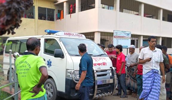 নালিতাবাড়ীর কাচারীপাড়ায় গ্যাস লিকেজে রান্নাঘরে আগুন লাগার পর উদ্ধারকাজে ব্যস্ত স্থানীয়রা; দগ্ধ রহিমা খাতুনকে হাসপাতালে নেওয়া হচ্ছে।