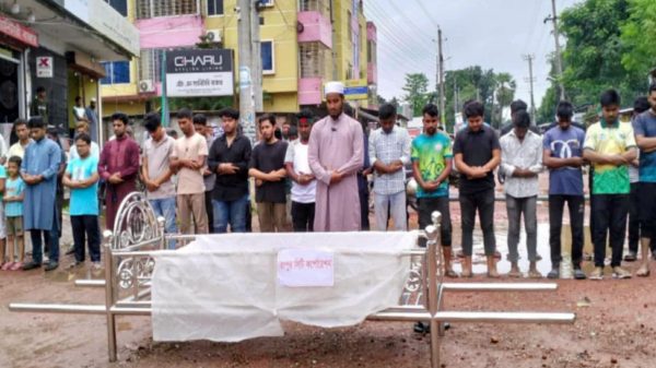 রংপুরে সিটি কর্পোরেশনের অব্যবস্থাপনার প্রতিবাদে সাতমাথা এলাকায় তরুণদের ব্যতিক্রমী কর্মসূচি—প্রতীকী গায়েবানা জানাজা
