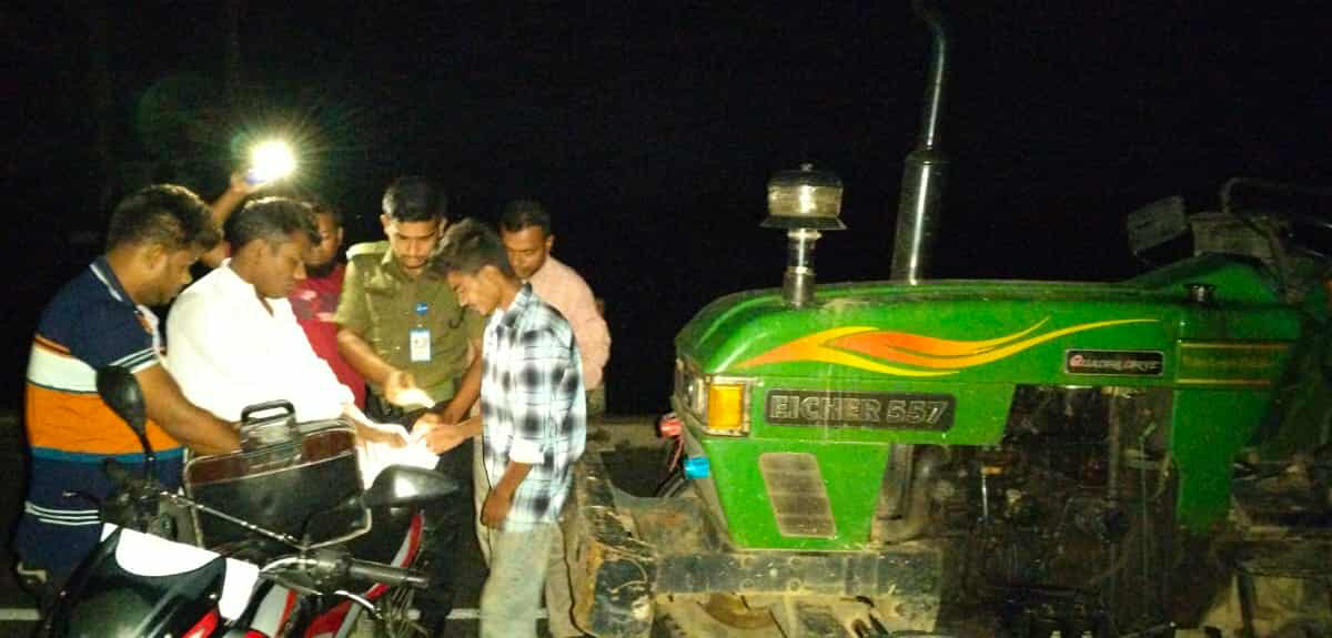 ঝিনাইগাতীতে ভ্রাম্যমাণ আদালতের অভিযানে আটক যুবক ও জব্দকৃত অবৈধ বালুবাহী যানবাহন।