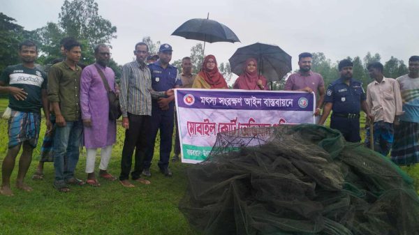 বকশীগঞ্জে নদীর পাড়ে নিষিদ্ধ রিং জাল ধ্বংস করছে প্রশাসনের কর্মকর্তারা