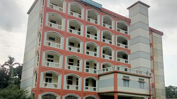 বকশীগঞ্জে ছয়তলা থেকে ঝাঁপ দেওয়া স্কুলছাত্রী আলো সাথীকে হাসপাতালে নেওয়া হচ্ছে, ঘটনাস্থলে চাঞ্চল্য।