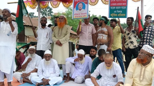 ঝিনাইগাতীতে বিএনপি নেতা আমিনুল ইসলাম বাদশার বহিষ্কারাদেশ প্রত্যাহারের দাবিতে বিক্ষোভ মিছিলে অংশ নিচ্ছেন দলীয় নেতাকর্মীরা।