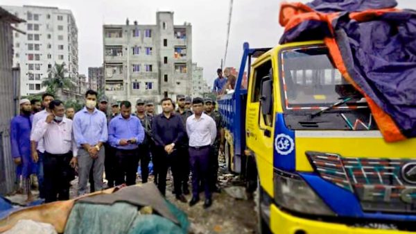 "টঙ্গীর পলিথিন কারখানায় অভিযান চালিয়ে পলিথিন জব্দ করছেন টাস্কফোর্স সদস্যরা"