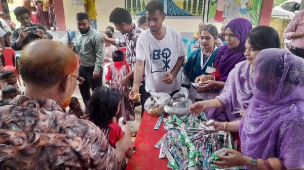 রাজশাহীর বাঘায় HTI’র ফ্রি ডেন্টাল ক্যাম্পে দাঁতের চিকিৎসা নিচ্ছে শিক্ষার্থীরা, পাশে ইউএনও শাম্মী আক্তার ও চিকিৎসক দল।