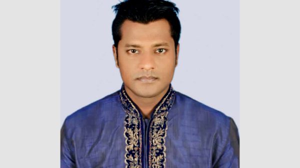 আশিকুল আলম লিটু সাংবাদিকদের সঙ্গে কথা বলছেন, রাজশাহী অ্যাসোসিয়েশন ভবনের দোকান দখল অভিযোগের প্রেক্ষিতে