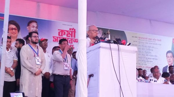 দেওয়ানগঞ্জ বালিকা উচ্চ বিদ্যালয় মাঠে বিএনপি কর্মী সমাবেশের দৃশ্য, রুহুল কবির রিজভী বক্তৃতা দিচ্ছেন