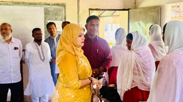 বাকেরগঞ্জ ইউএনও রুমানা আফরোজ মাঠ প্রশাসন পরিদর্শন করছেন