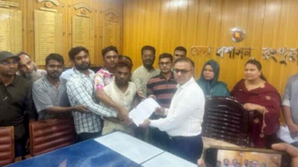 রংপুর জেলা প্রশাসক ও মেট্রোপলিটন পুলিশ কমিশনারের কাছে স্মারকলিপি জমা দিচ্ছেন সাংবাদিকরা