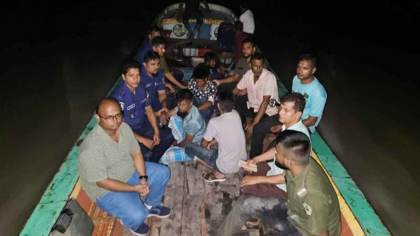বরিশালের বাকেরগঞ্জে পান্ডব ও কারখানা নদীতে অবৈধ মাটিকাটা বন্ধে প্রশাসনের অভিযানকালে ৫ জনকে আটক করা হয়েছে।
