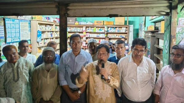 বাকেরগঞ্জে বিএনপির পথসভায় বক্তৃতা দিচ্ছেন এ্যাড. নজরুল ইসলাম খান রাজন। উপস্থিত আছেন স্থানীয় বিএনপি ও অঙ্গ সংগঠনের নেতাকর্মীরা।